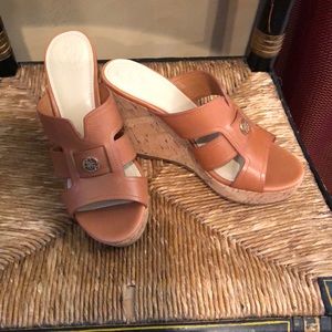 Guess wedge shoes size 5 1/2 color brown synthetic